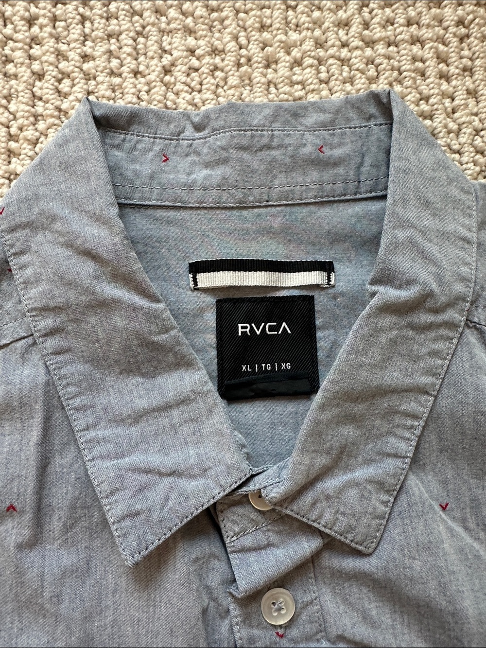 RVCA Men’s Short Sleeve Button-Up Shirt in Gray with Subtle Speckle - Picture 2 of 4